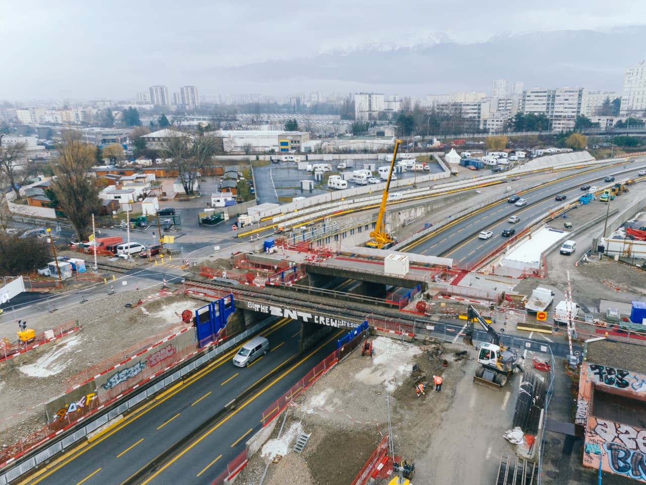 mise en place des nouveaux tabliers sera réalisée à l’aide de grues de levage sur la N87