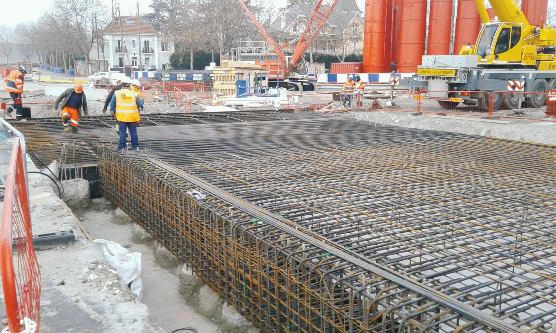 opération de ferraillage sur le chantier du Rondeau par les équipes de la DREAL