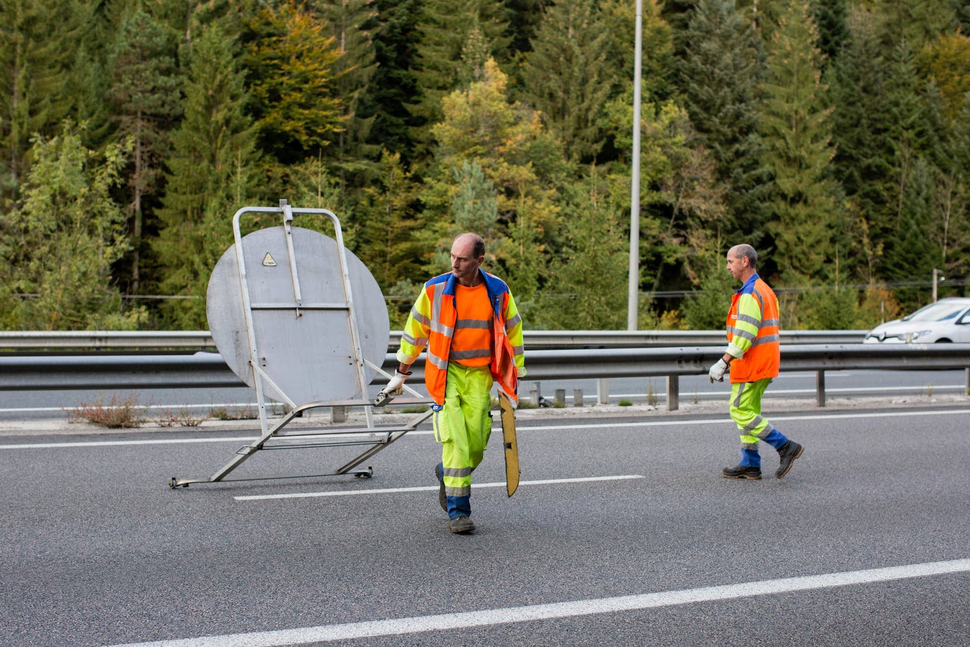 Agents d'AREA déployant une zone à vitesse limité sur l'autoroute