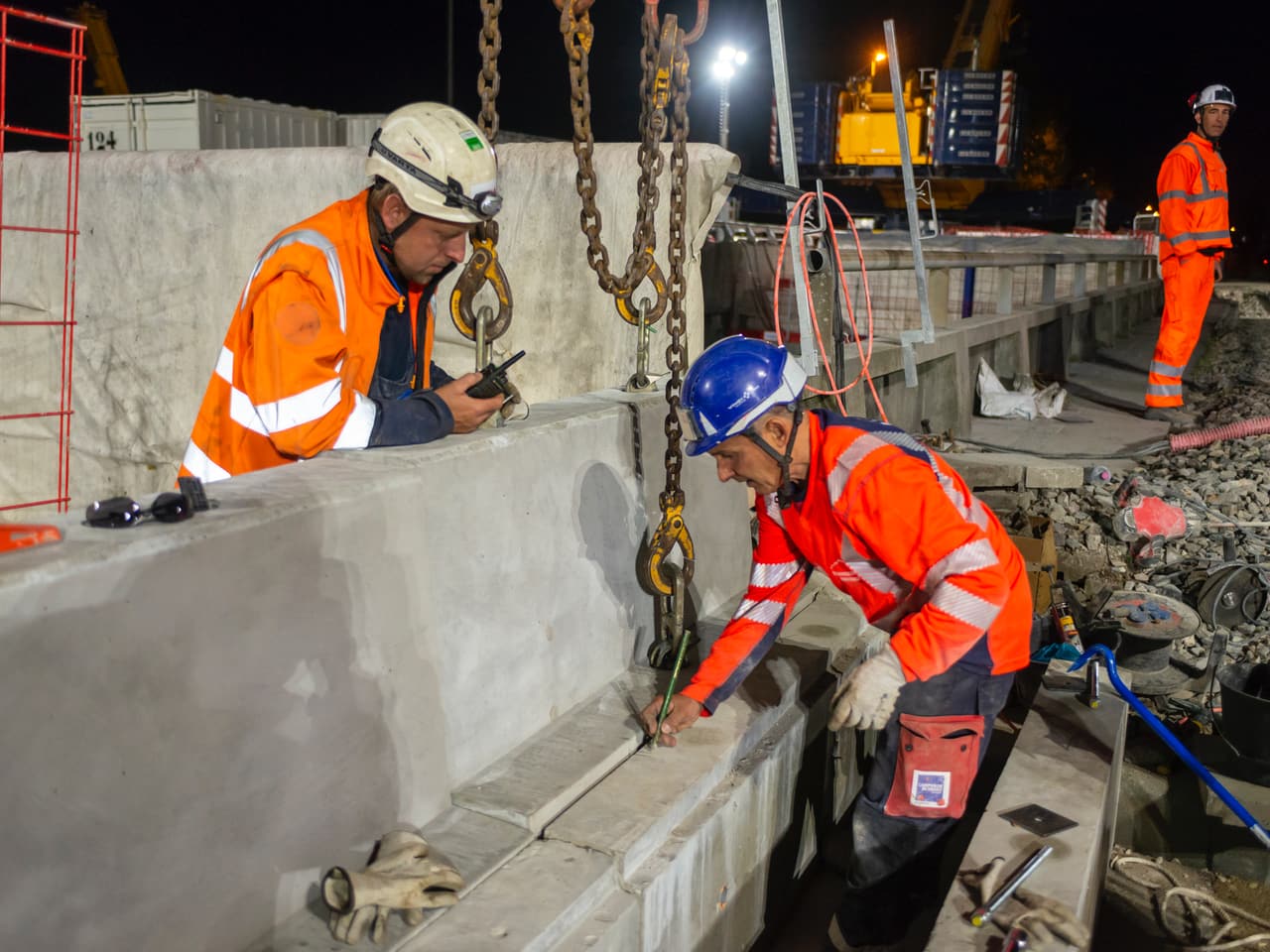 Agents d'APRR travaillant dans le cadre du projet d'aménagement de l'autoroute urbaine A480