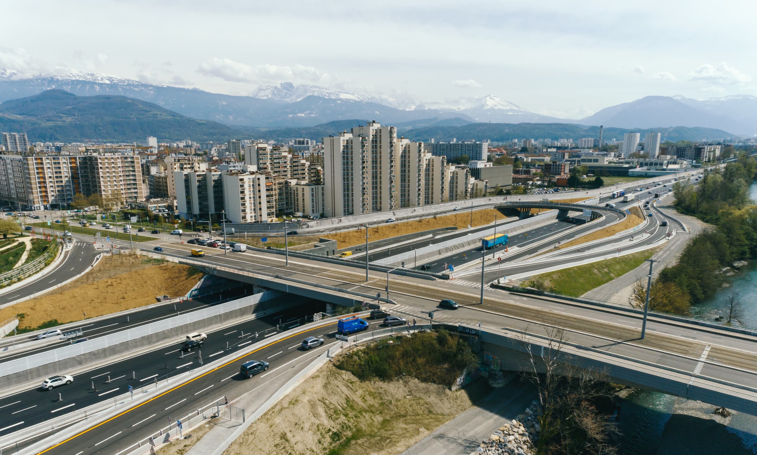 Autoroute urbaine A480 aménagée par AREA pour offrir 3 voies de circulation