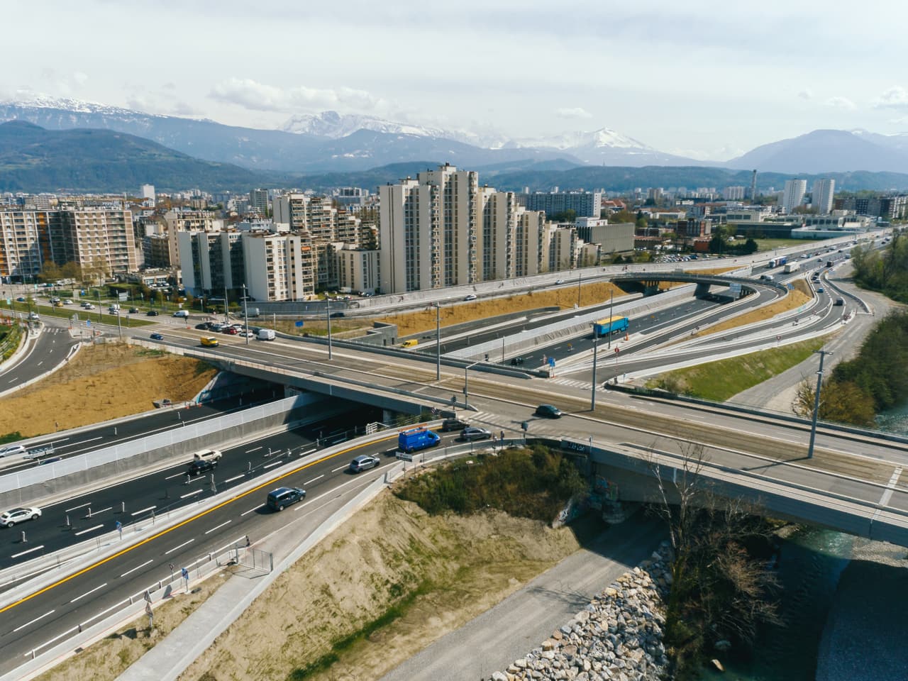 Autoroute urbaine A480 aménagée par AREA pour offrir 3 voies de circulation
