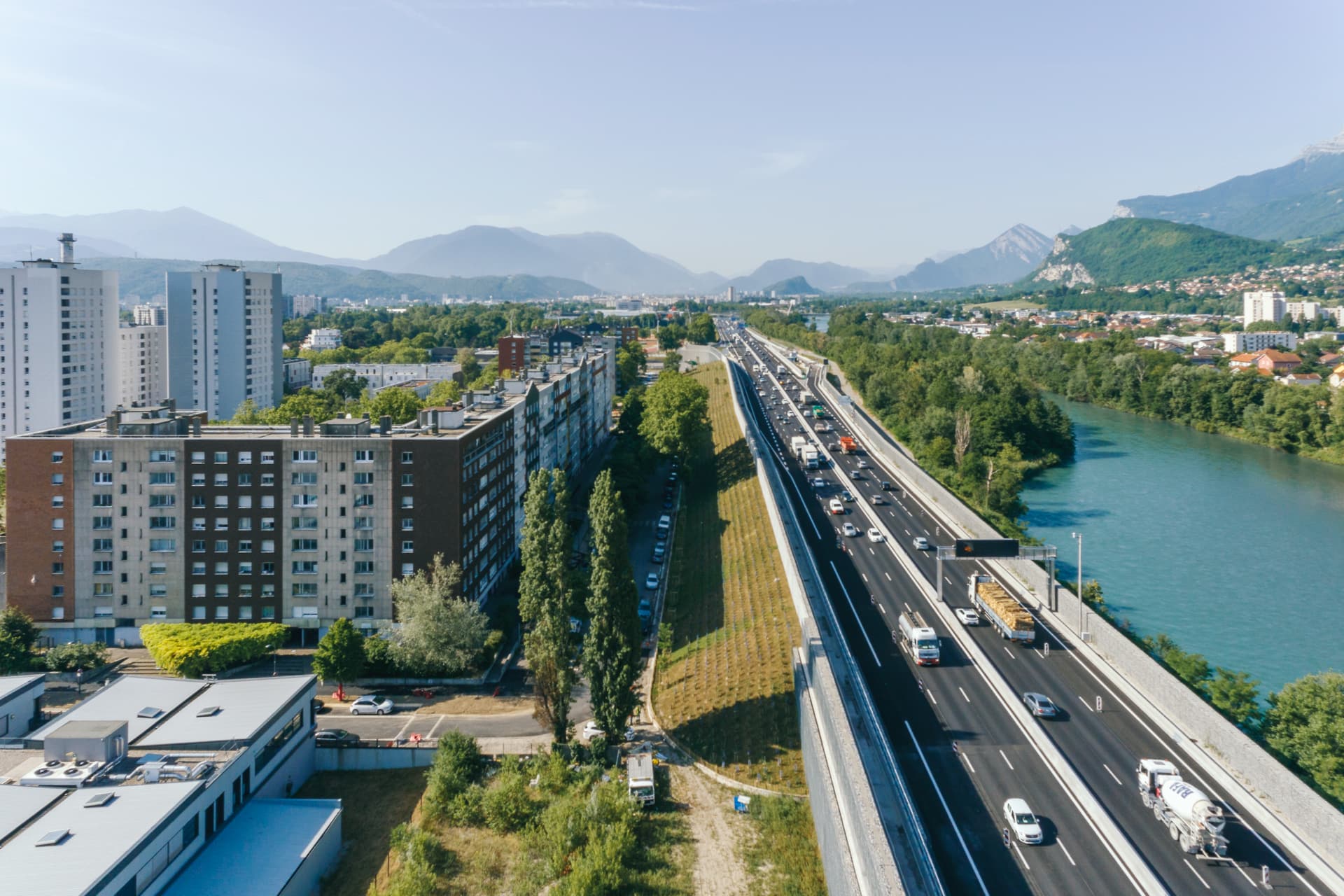 autoroute urbaine 1480 aménagée pour accuellir 3 voies de circulation