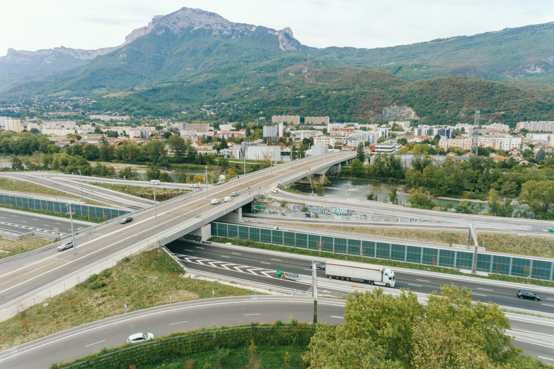 Panneaux acoustiques centraux sur l'autoroute urbaine A480