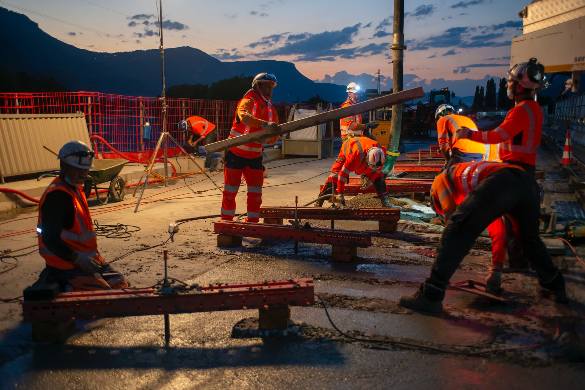 Agents d'AREA travaillant sur l'aménagmeent de l'autoroute urbaine A480