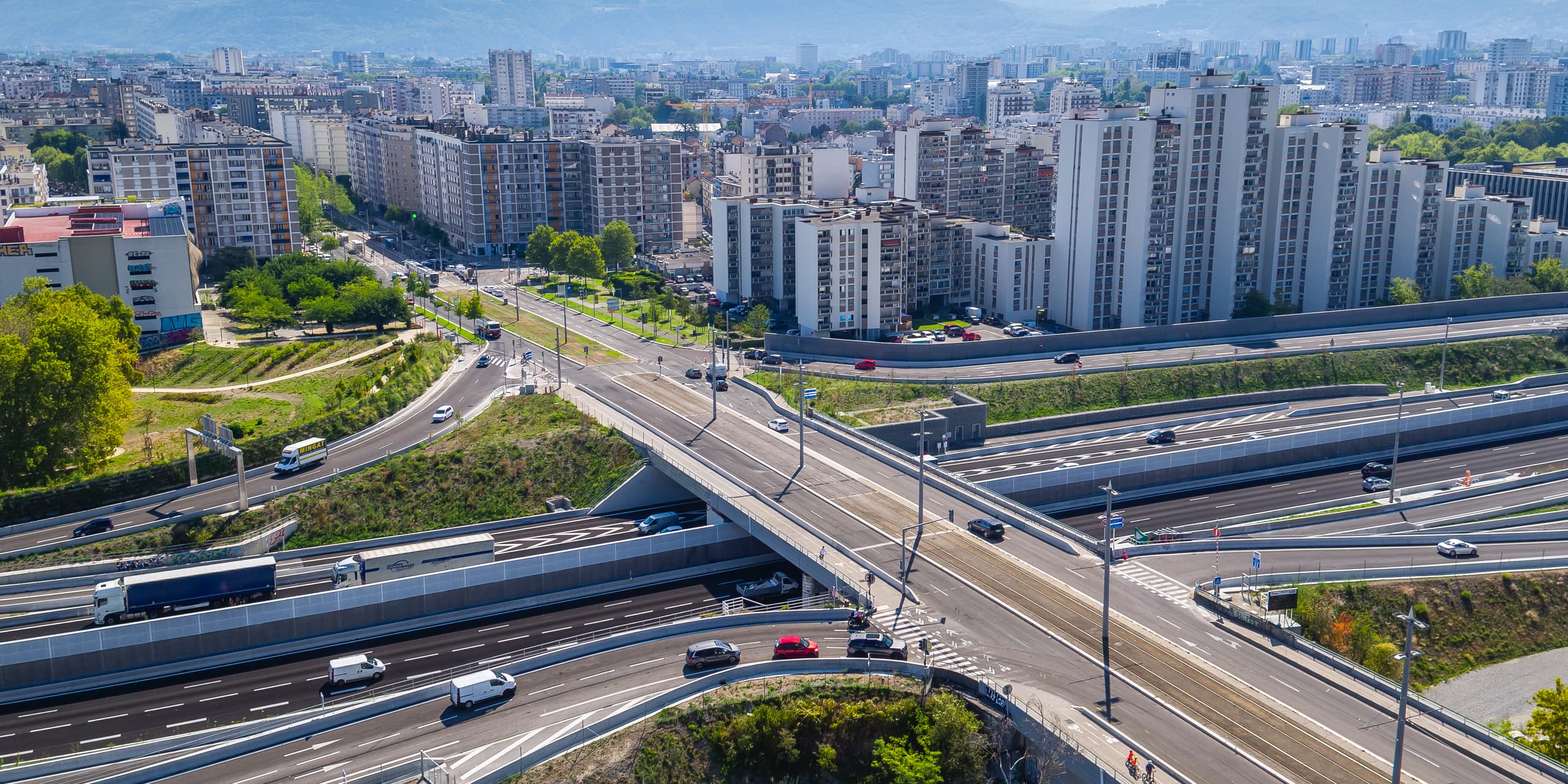 aménagement de l'autoroute urbaine intégrée A480 réalisé par AREA sur la ville de Grenoble