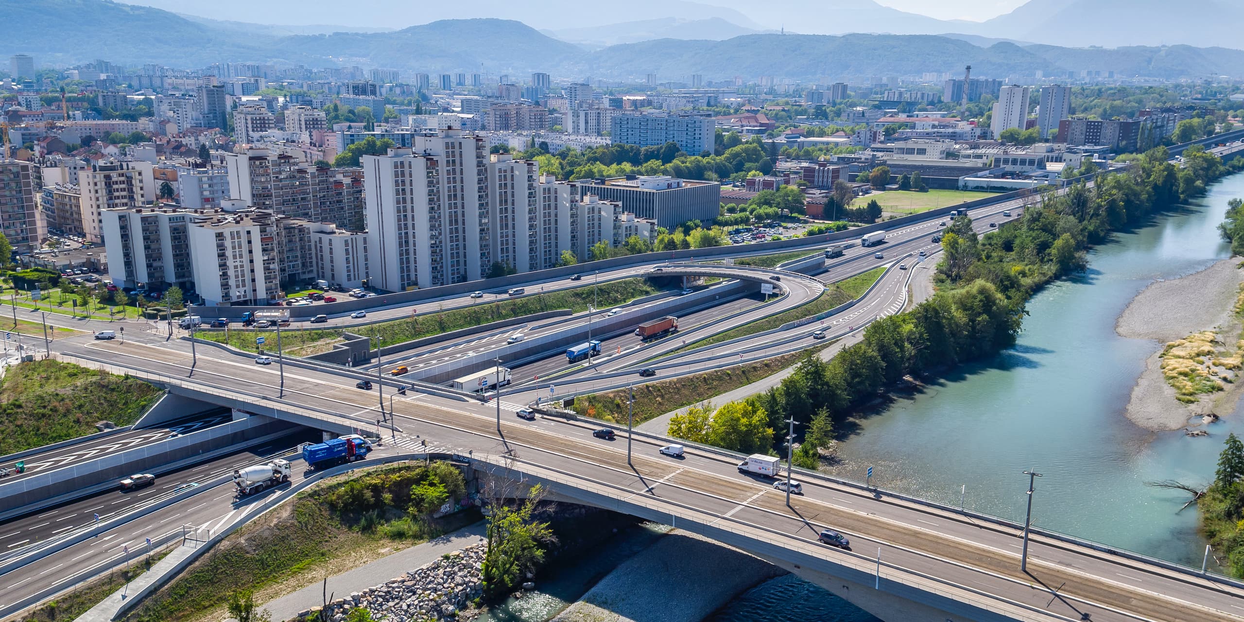aménagement de l'autoroute urbaine intégrée A480 réalisé par AREA sur la ville de Grenoble