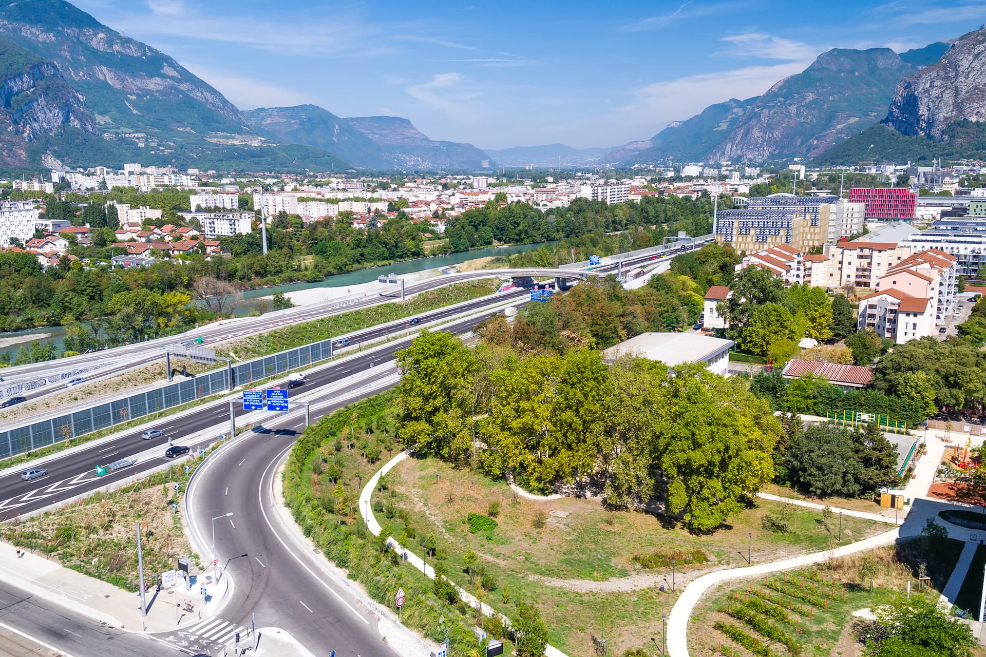 intégration d'écrans acoustiques le long de l'autoroute intégrée A480