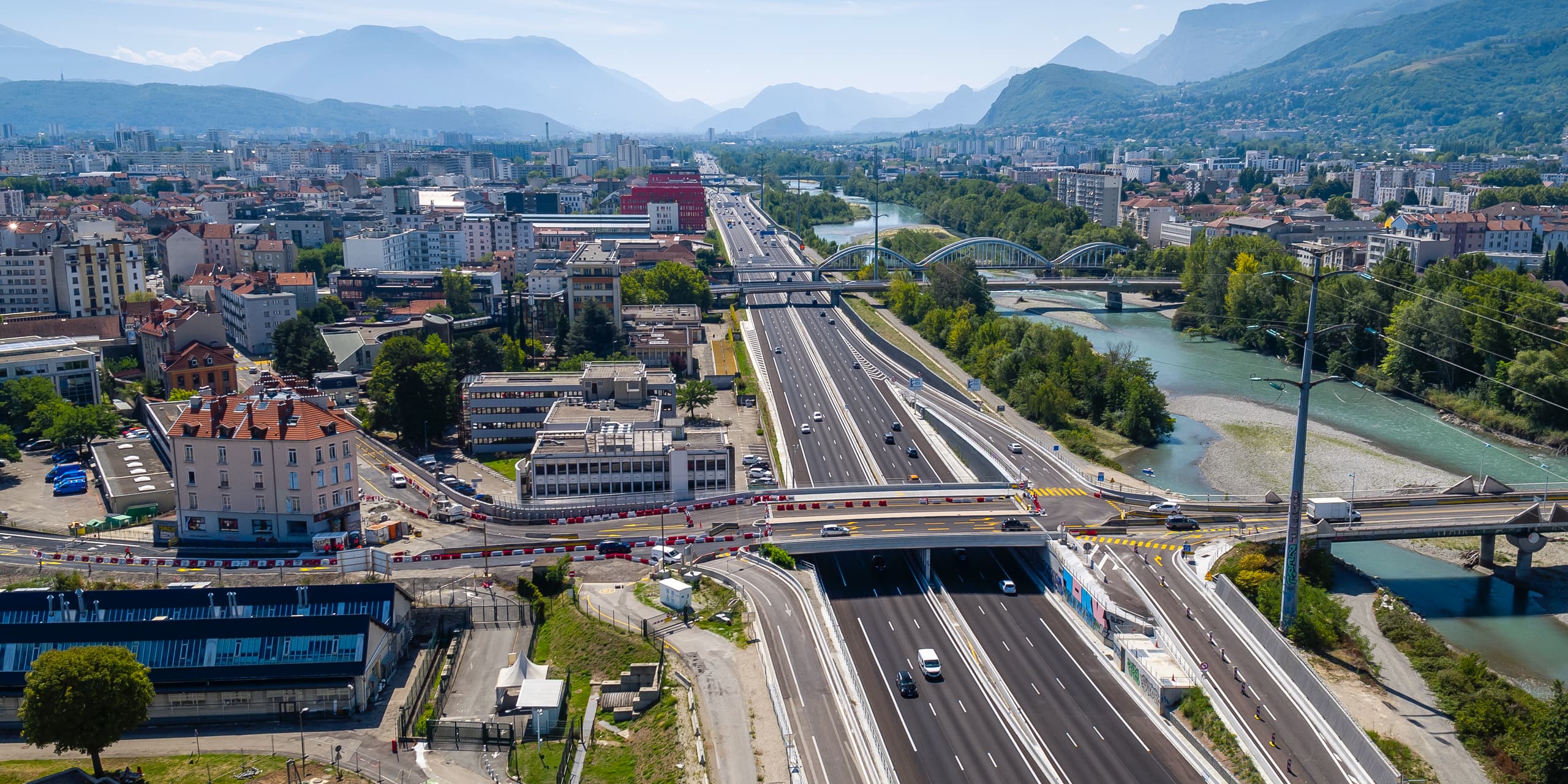 aménagement de l'autoroute urbaine intégrée A480 réalisé par AREA sur la ville de Grenoble