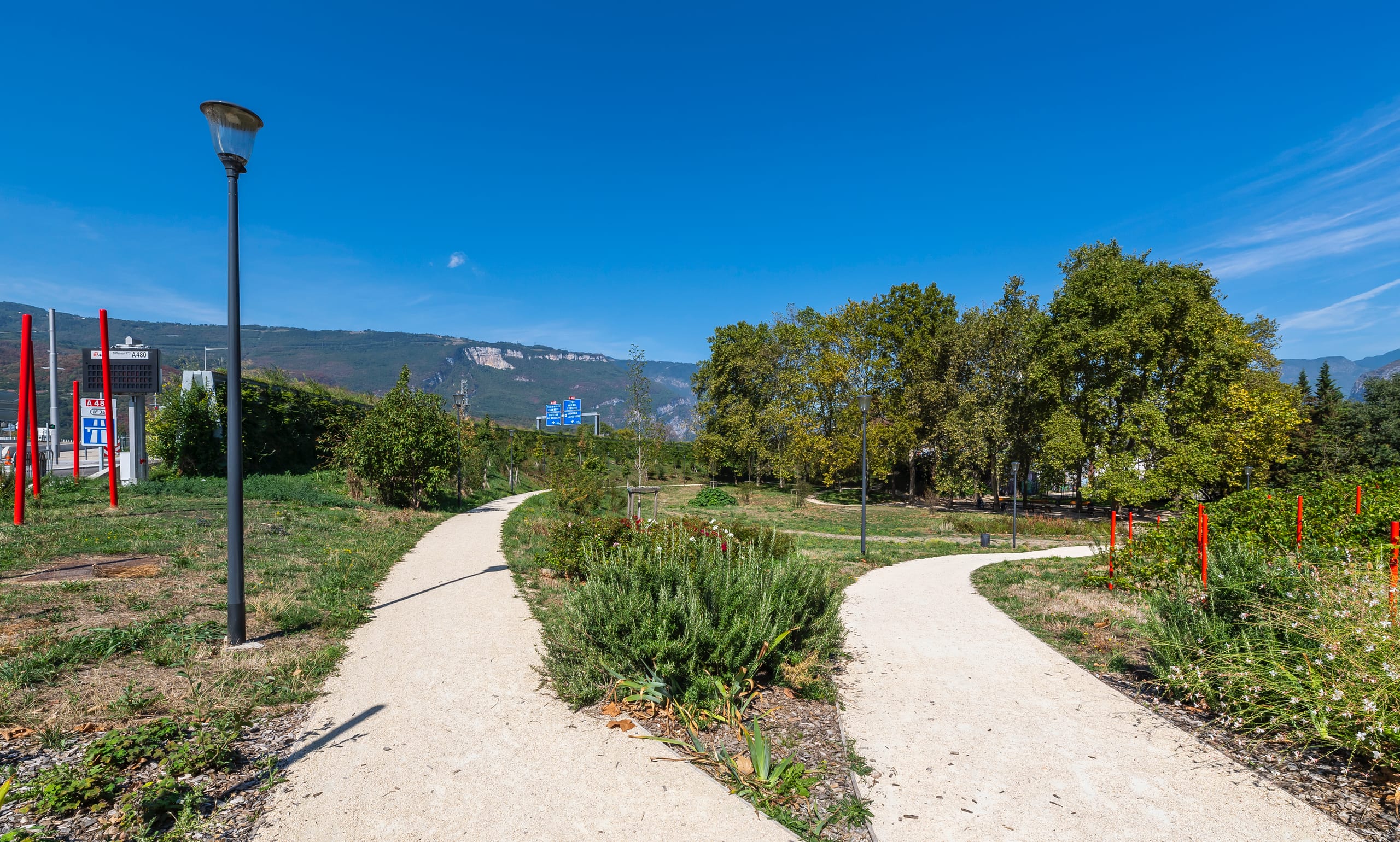 Parc aux abords de l'autoroute intégrée A480 sur Grenoble