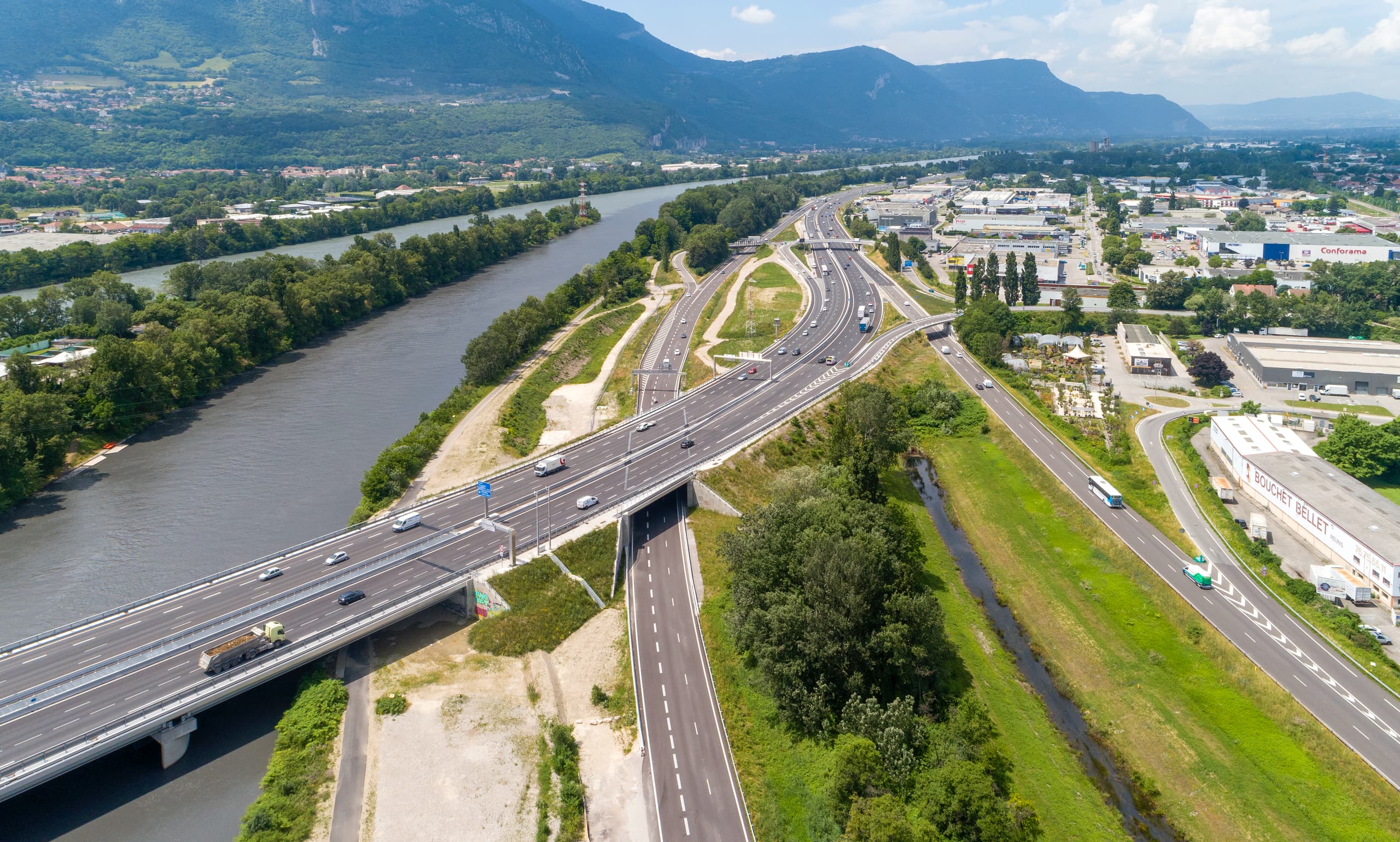 Viaduc de l'Isère le long de l'autoroute intégrée A480 prés de Grenoble