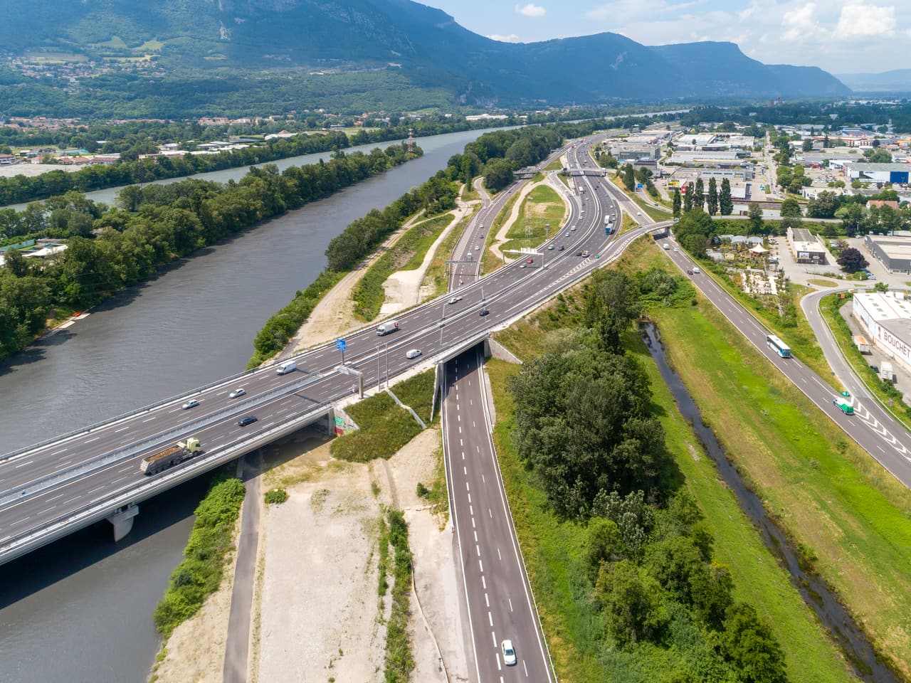 Viaduc de l'Isère le long de l'autoroute intégrée A480 prés de Grenoble