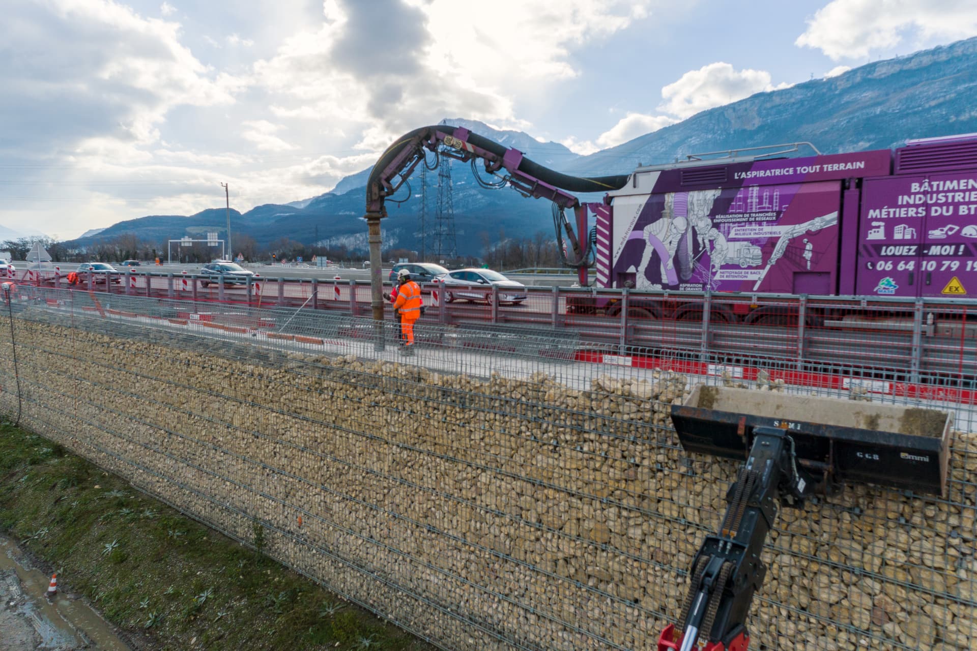 Mise en place des éléments de sécurité et de confort le long de l'autoroute A480 par les équipes d'AREA