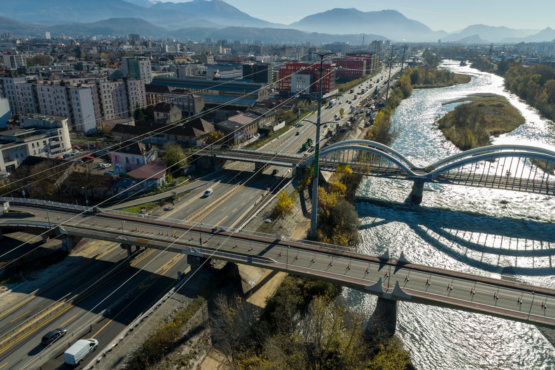 Aménagements par les équipes d'AREA de l'autoroute intégrée A480 au niveau du diffuseur de Vercors à Grenoble