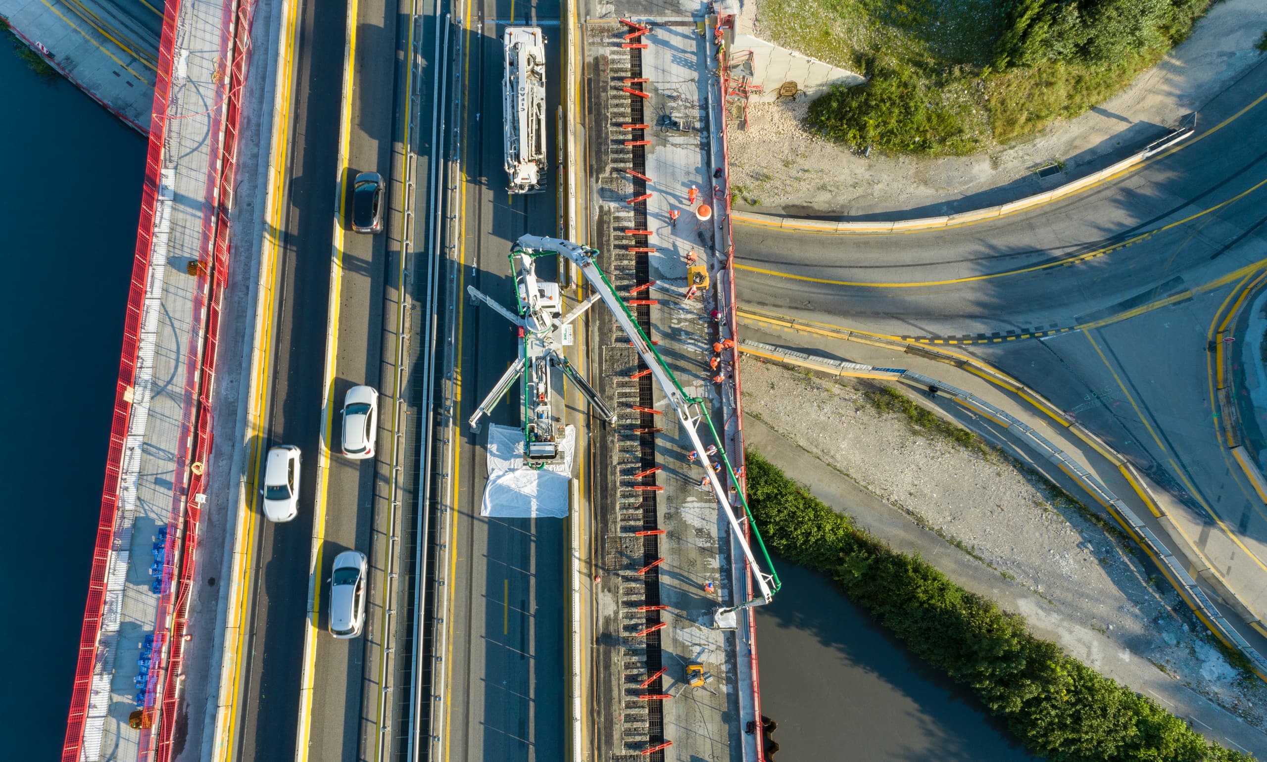 Viaduc de l'Isère durant le clavage du nouveau tablier sur l'existant le long de l'autoroute A480