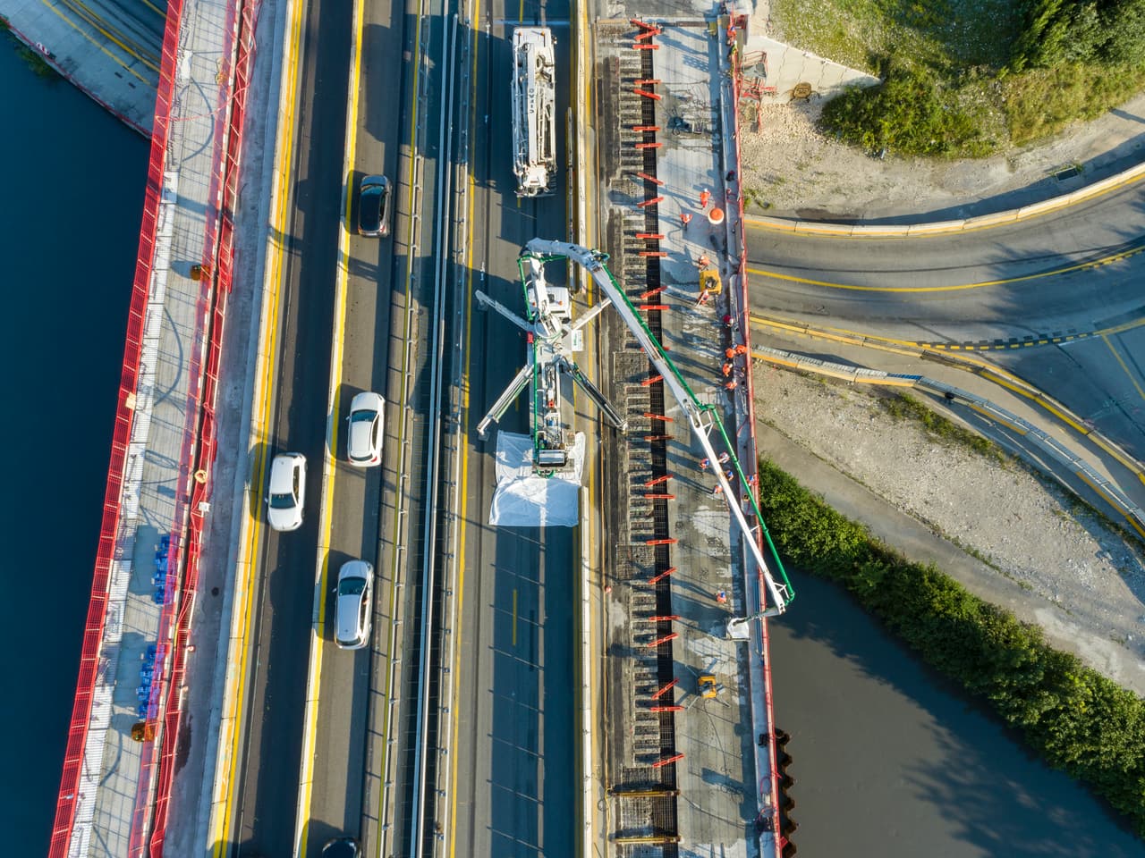 Viaduc de l'Isère durant le clavage du nouveau tablier sur l'existant le long de l'autoroute A480