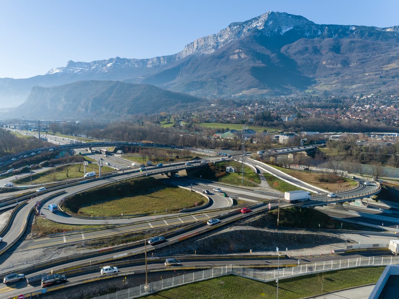 Échangeur du Rondeau sur l'autoroute A480 le long de la ville de Grenoble