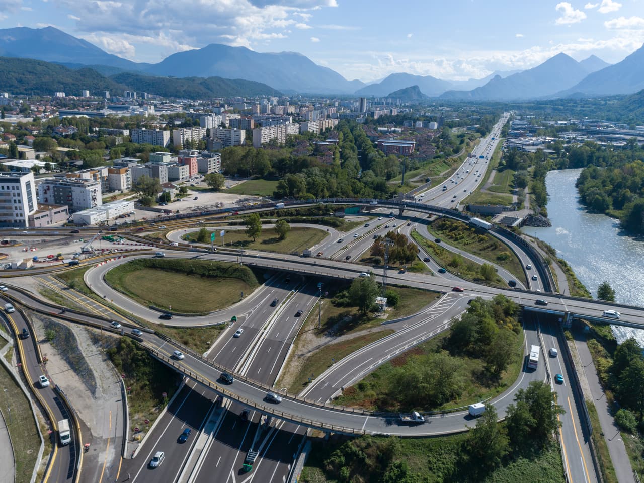 Le Rondeau ainsi que l'autoroute A480-Sud en direction de Sisteron