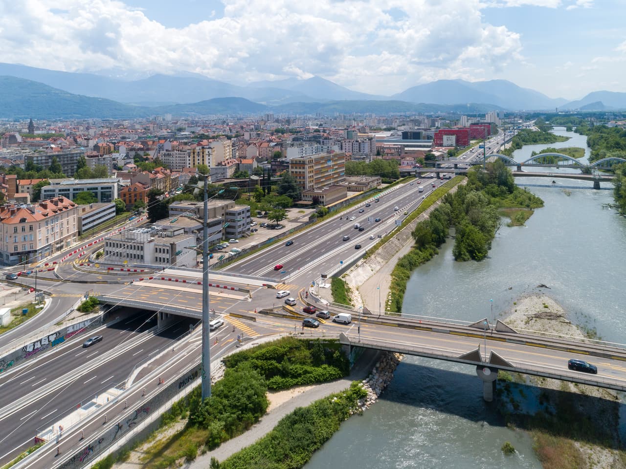 A grenoble, le long urbaine A480, le pont du Vercors en juin 2023