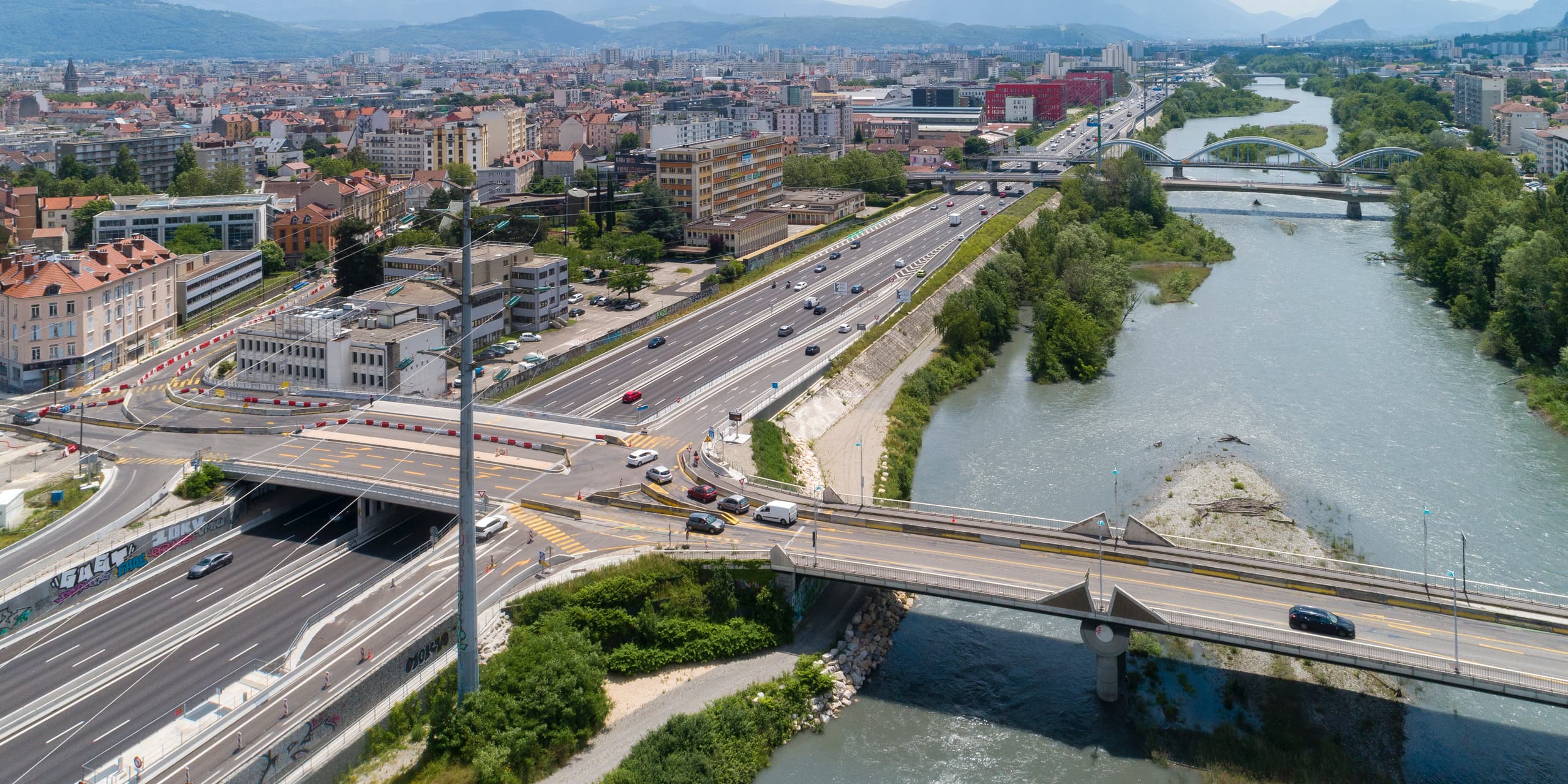 Pont du Vercors le long de l'autoroute intégrée A480 en Juin 2023