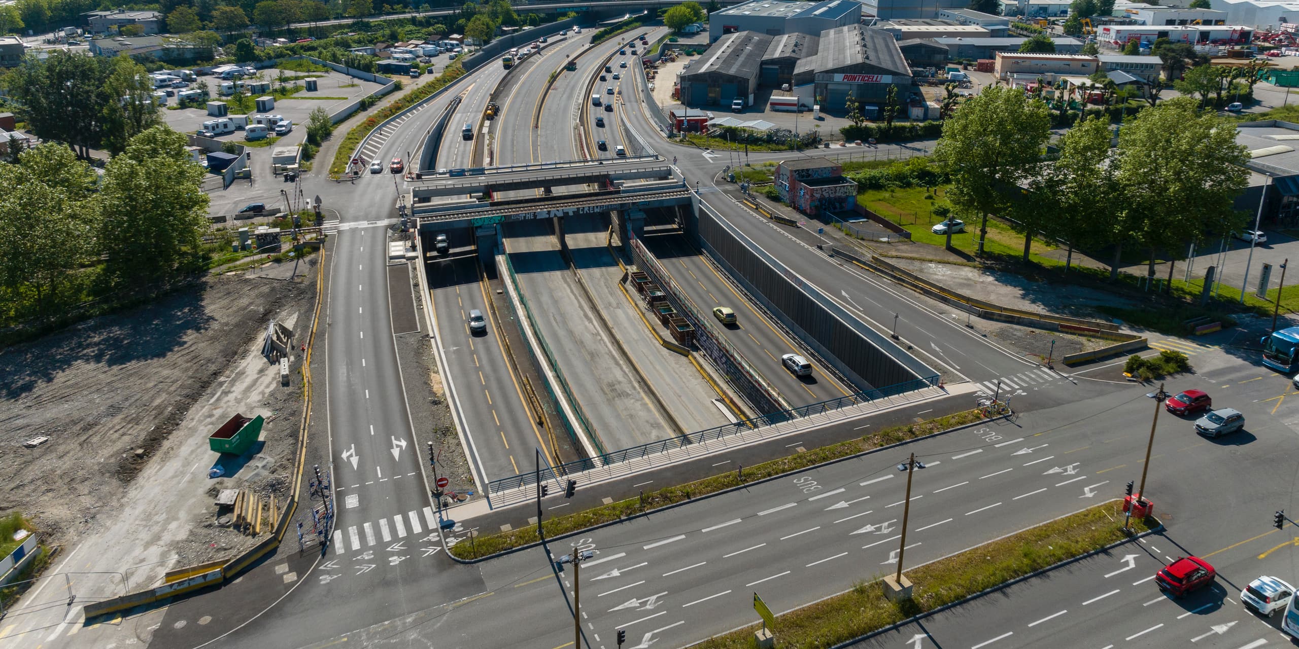Travaux d'aménagement de la nationale N87 dans le cadre du projet d'aménagement de l'échangeur du Rondeau par les équipes de la DREAL