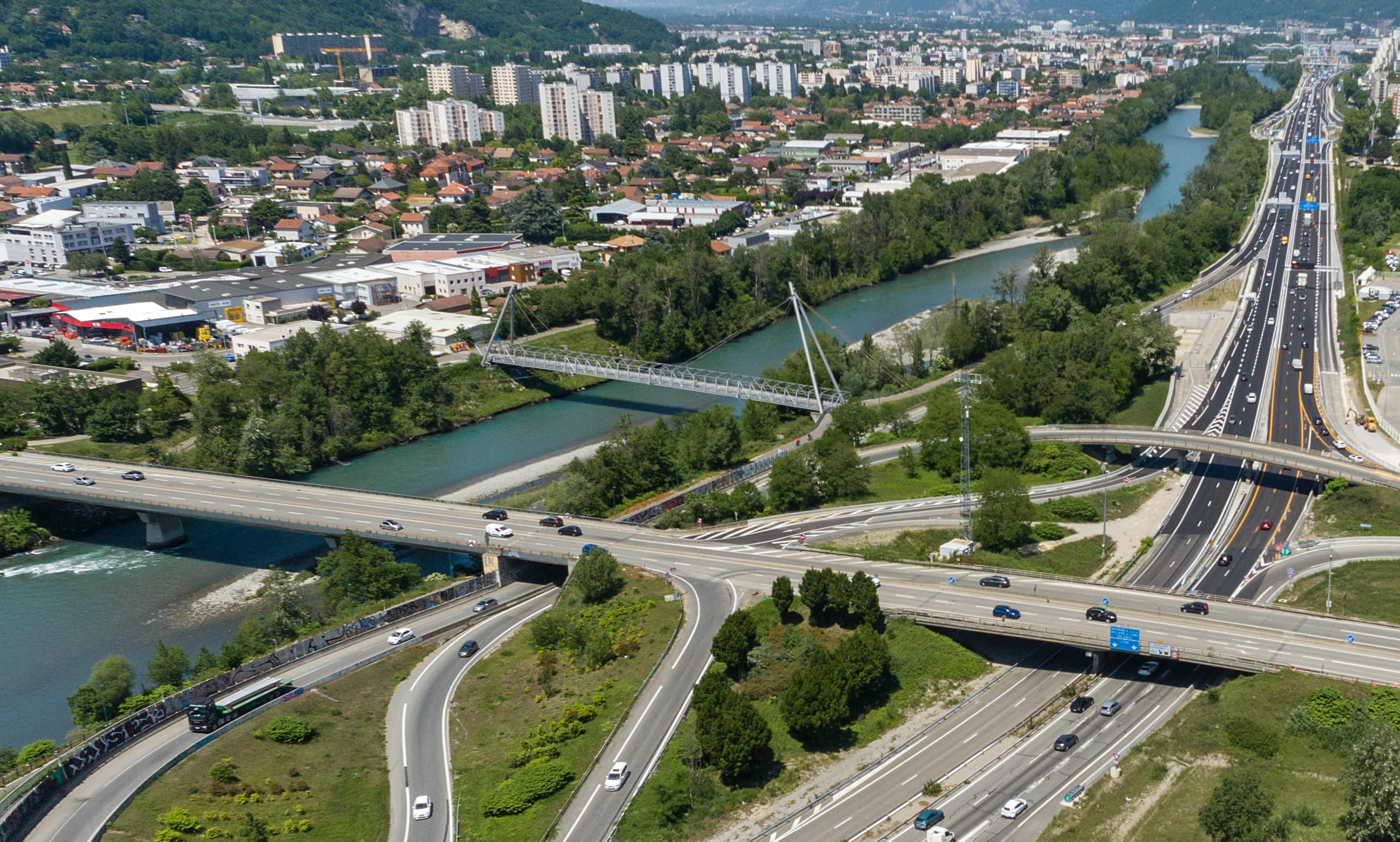 Passerelle permettant aux piétons et cycliste de traverser le Drac sur le secteur du Rondeau à Grenoble