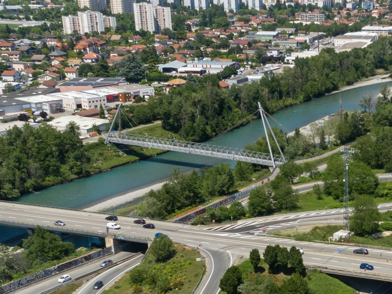 Passerelle enjambant le Drac dédiée aux piétons et cyclistes