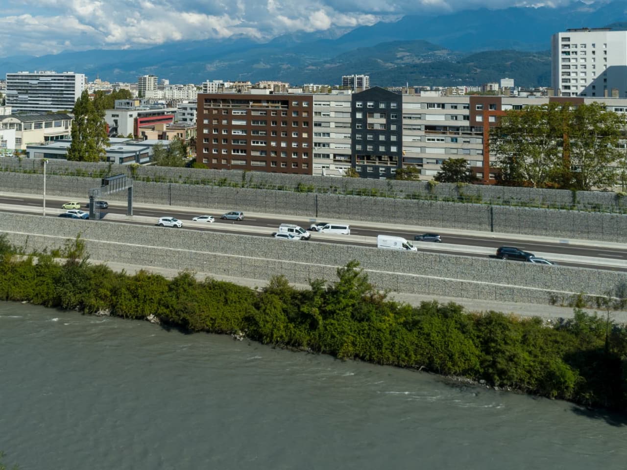 Piste cyclable des berges du Drac, le long de l'autoroute A480 sur Grenoble