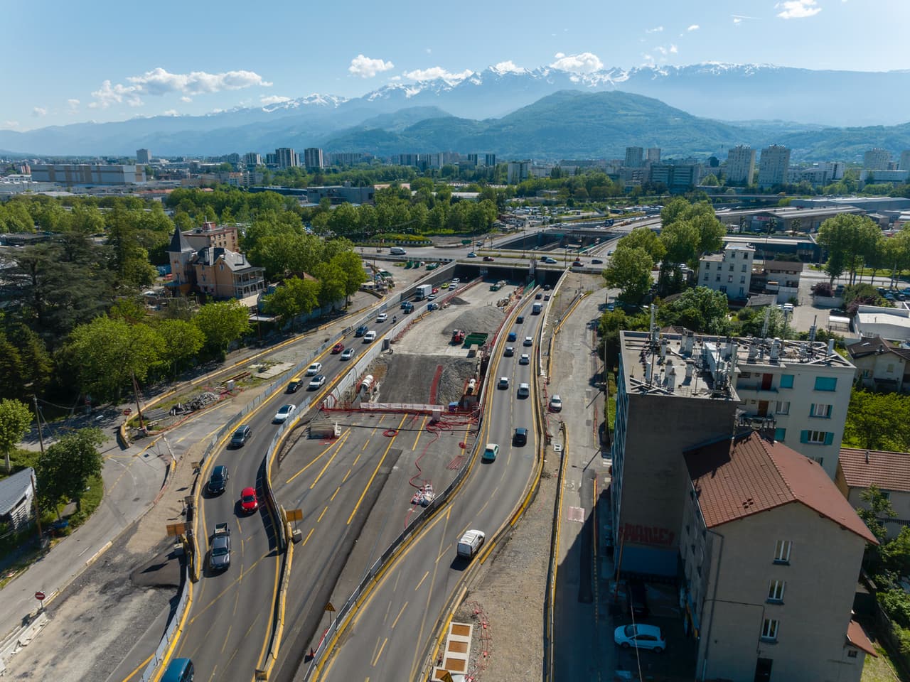 Travaux d'aménagement de la nationale N87 par les équipes de la DREAL dans le cadre du projet de l'échangeur du Rondeau autour de la ville de Grenoble.