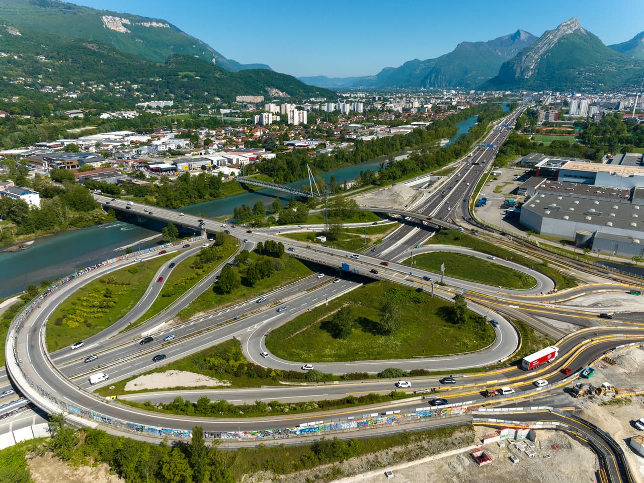 Travaux d'aménagement de l'échangeur du Rondeau par les équipes de la DREAL autour de Grenoble.