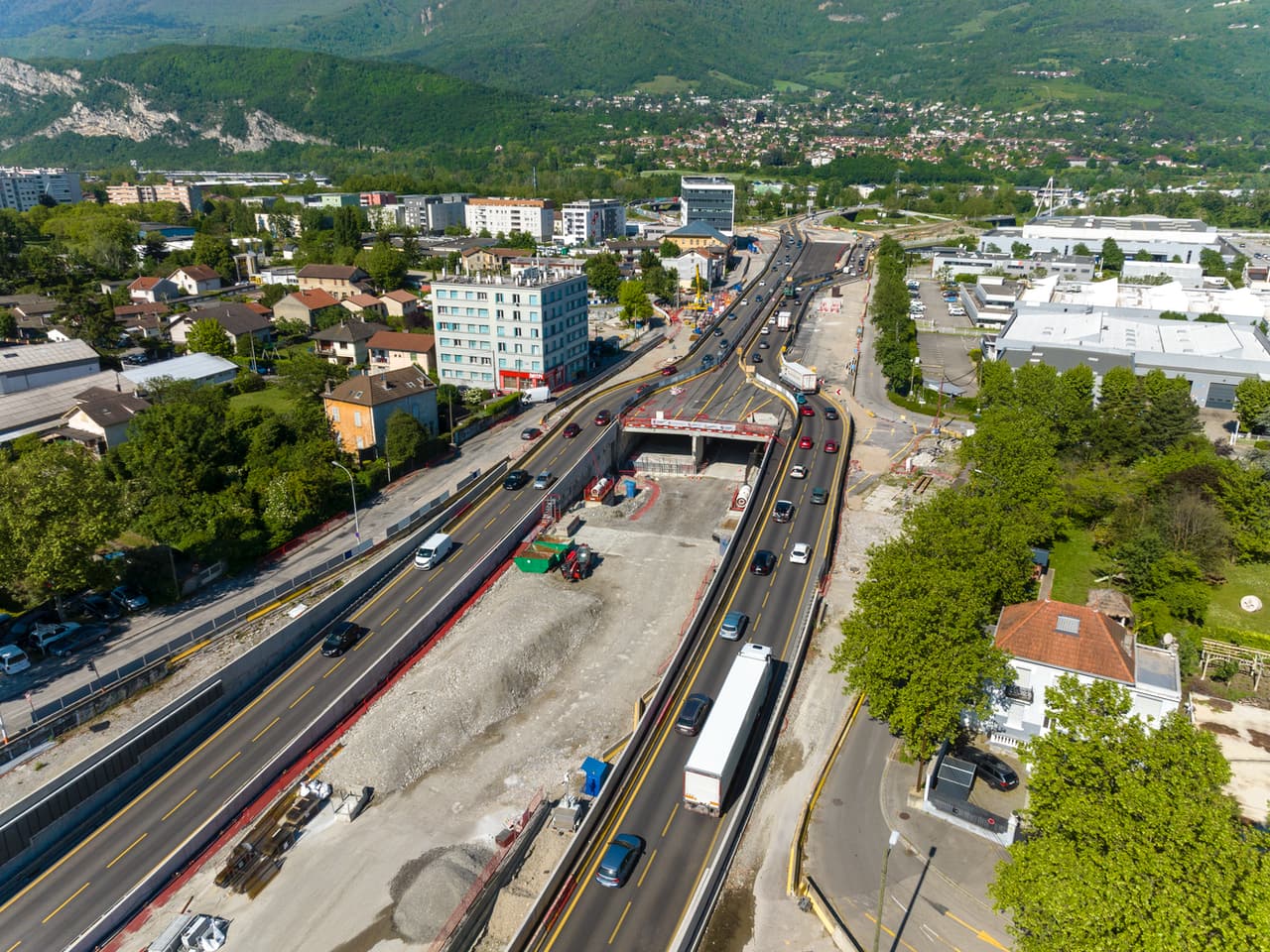 Travaux sur la nationale N87 par les équipes de la DREAL dans le cadre du projet d'aménagement de l'échangeur du Rondeau autour de Grenoble.
